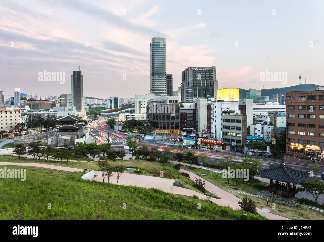 La ville de Séoul au coucher du soleil autour de la porte Dongdaemun avec tour de Séoul et le mont Namsan dans l'arrière-plan en Corée du Sud capitale Banque D'Images