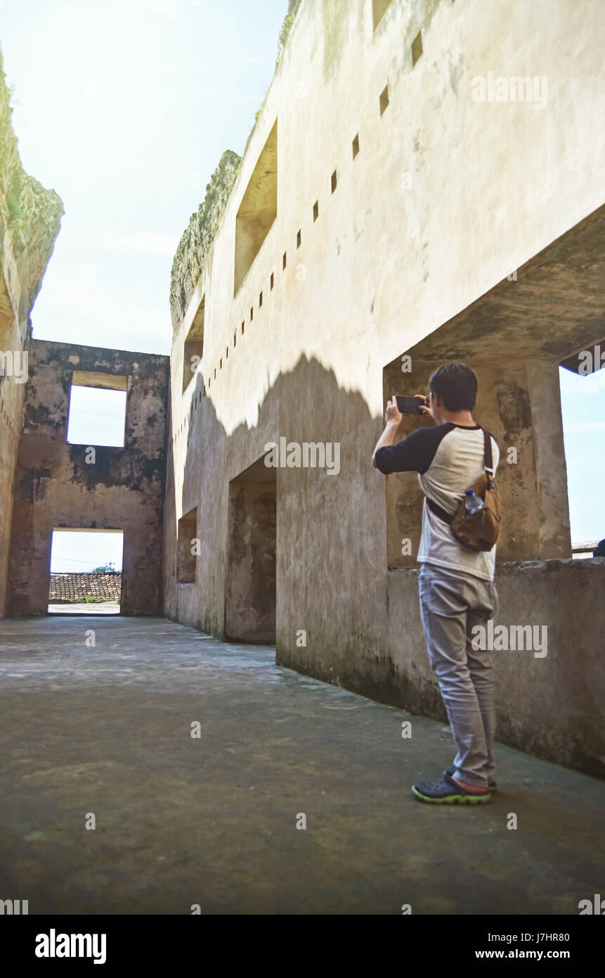 Un touriste en prenant en photo la ruine de Pulo Cemeti Taman Sari, complexe du château d'eau Banque D'Images