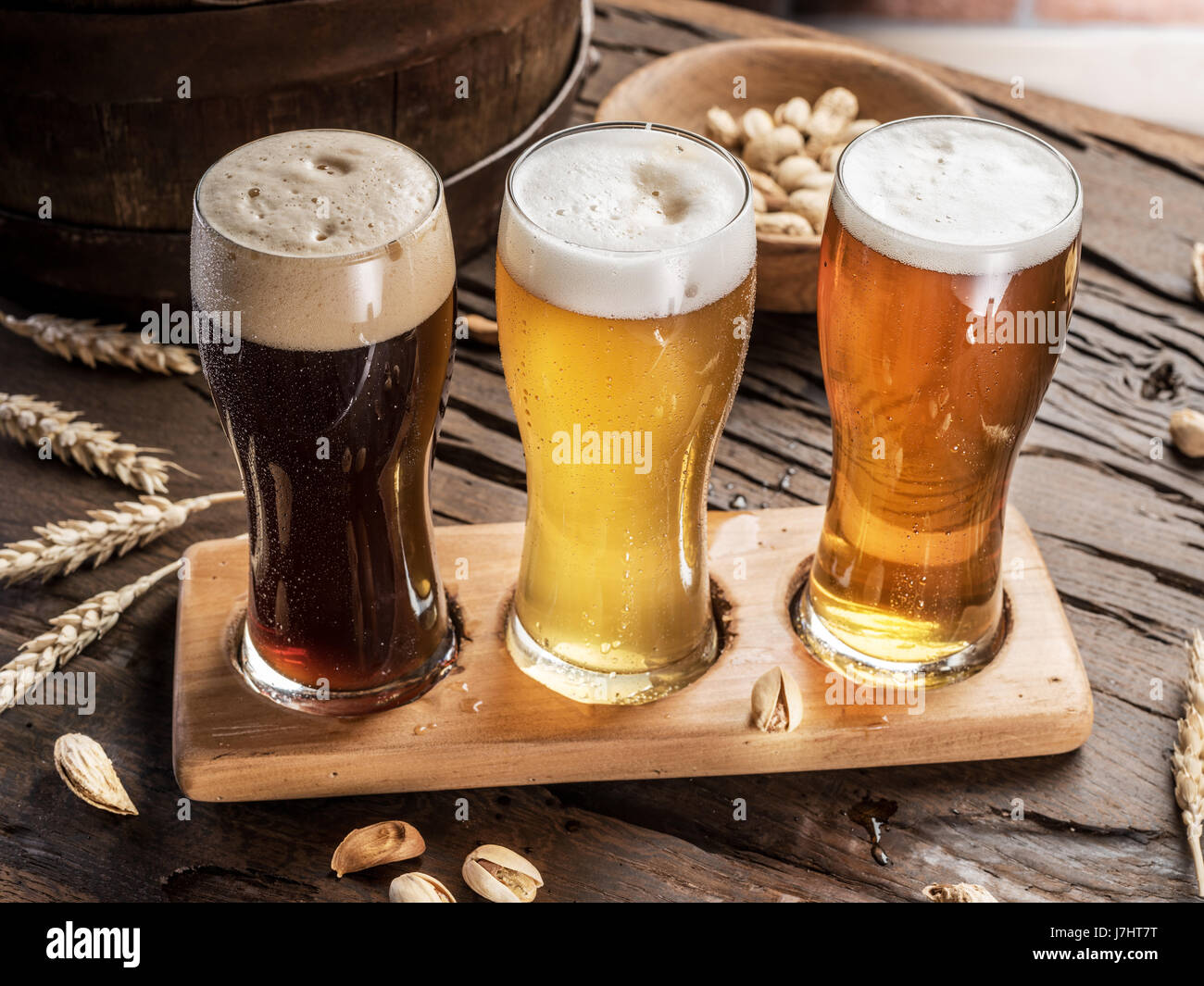 Verres de bière et des collations sur la table en bois. Vue d'en haut. Banque D'Images