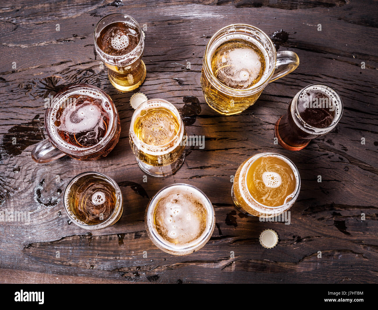 Différents verres de bière sur la table en bois. Vue d'en haut. Banque D'Images