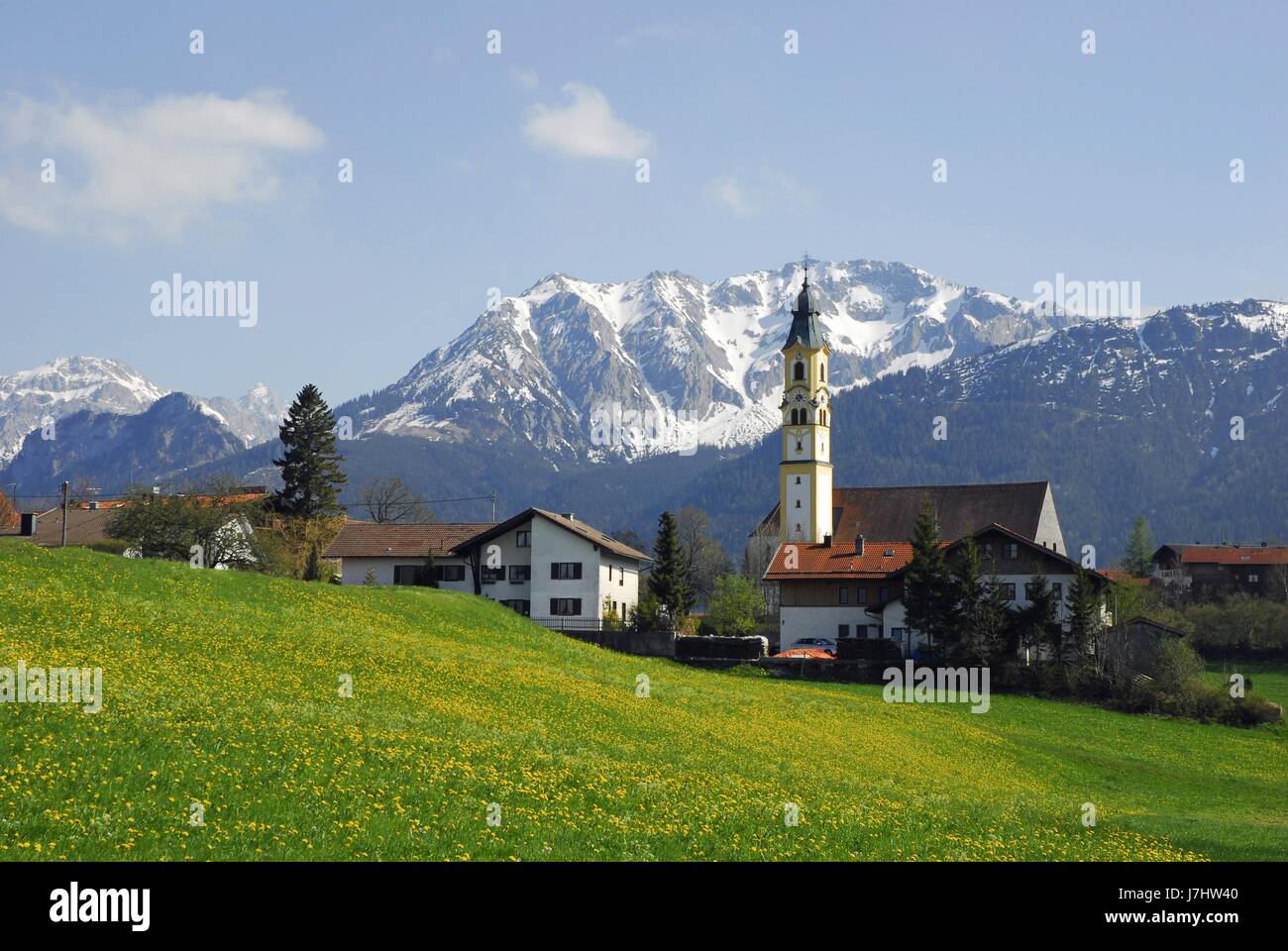 L'église maisons bavière printemps allgu paysages de montagne neige nature campagne Banque D'Images
