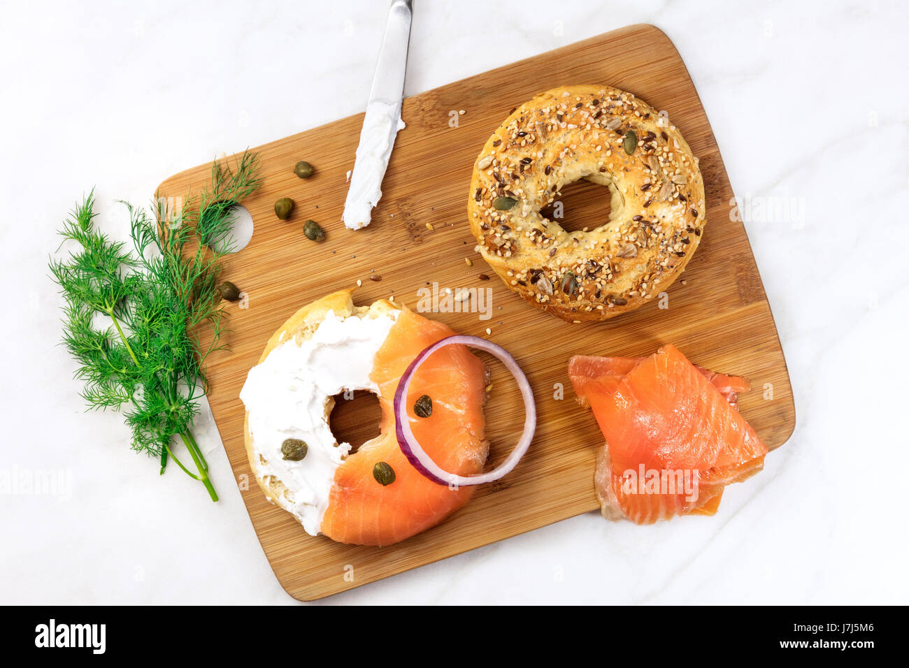 Décisions lox bagels, sur fond de marbre blanc avec copyspace Banque D'Images