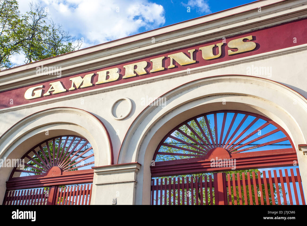 Logo de la brasserie Gambrinus au-dessus de la porte de la brasserie, Plzen, Pilsen, en Bohême de l'Ouest, République Tchèque, Europe Banque D'Images