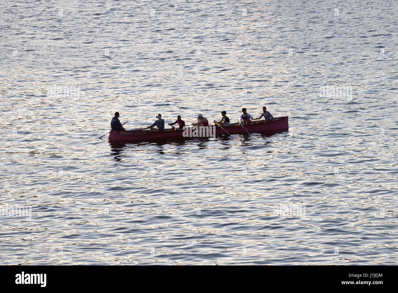 Groupe de rameurs se reposant après un entraînement intensif (Pasaia, Guipuzcoa, Espagne) Banque D'Images