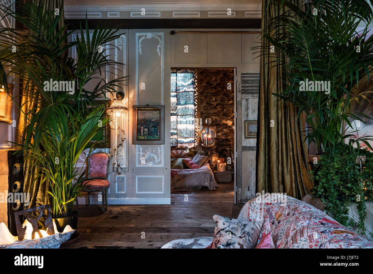 Récupération de bois français du xviiie siècle avec de larges planches de chêne récupéré underlit pour plantes d'effet théâtral Banque D'Images