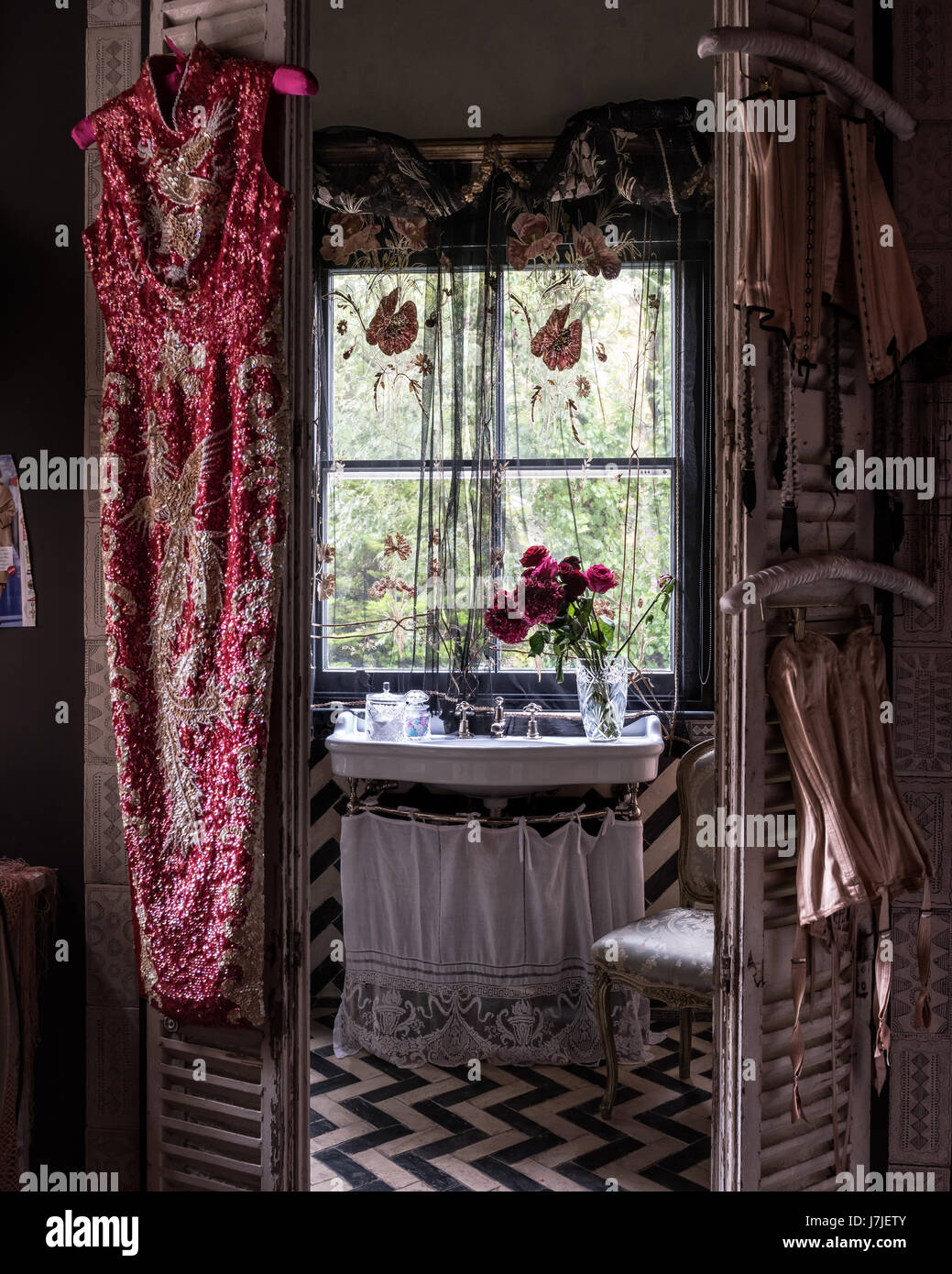 Vue à travers les volets récupérés pour lavabo avec détail en dentelle et tissu de la fenêtre d'examen préalable type Banque D'Images