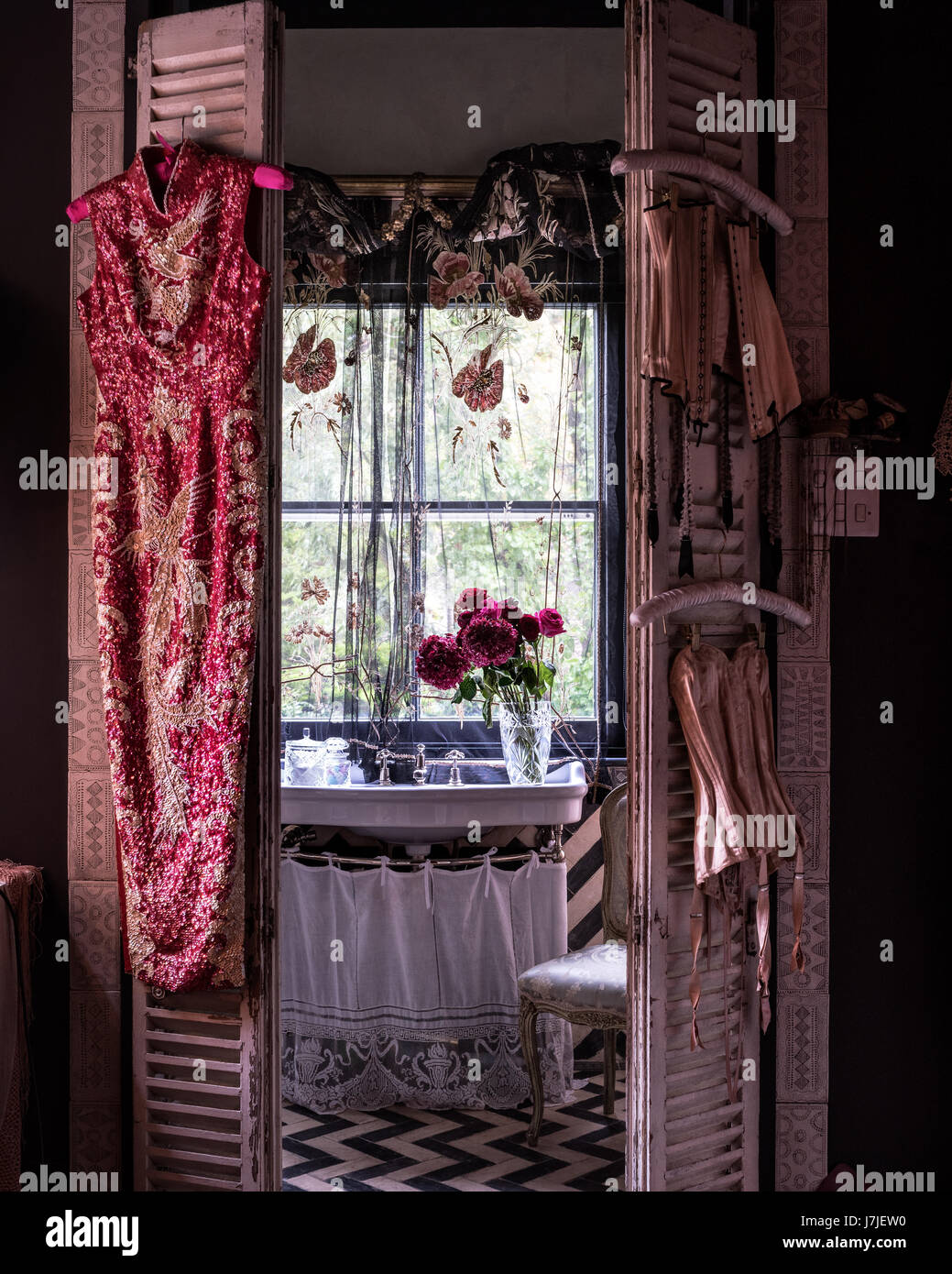 Vue à travers les volets récupérés pour lavabo avec détail en dentelle et tissu de la fenêtre d'examen préalable type Banque D'Images