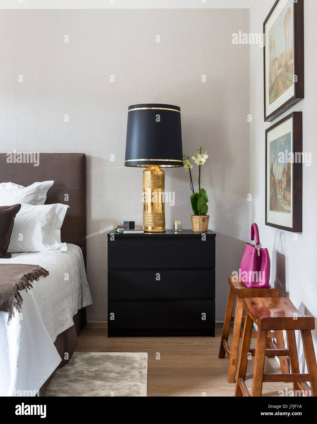 Lampe de chevet doré sur Ikea Malm coffre dans chambre avec paire de  tabourets de style rustique Photo Stock - Alamy
