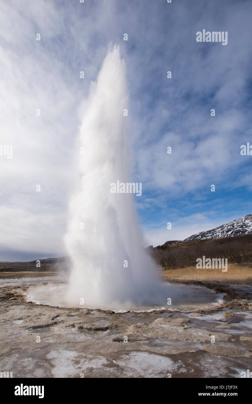 L'éruption du geyser strokkur, geyser, sudhurland, Islande Banque D'Images