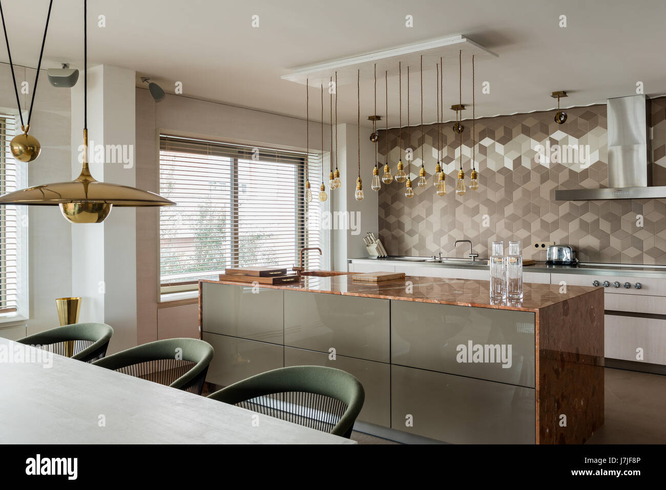 Plan de travail en marbre avec l'île de cuisine Bulthaup et luminaires