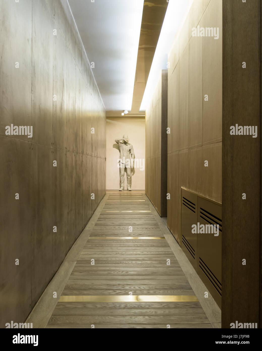 La figure en verre comprimé yeux blindage par Daniel Arsham dans couloir avec murs concerete poli Banque D'Images