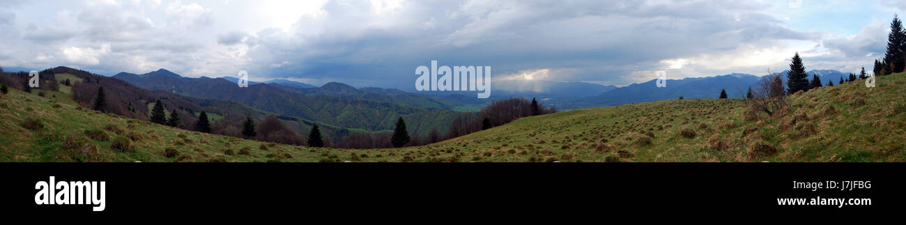 Panorama de montagnes spectaculaires de Velka Fatra et chaînes de montagnes mala fatra avec de nombreuses collines et prairies de nolcovska colline magura à Velka Fatra moun Banque D'Images