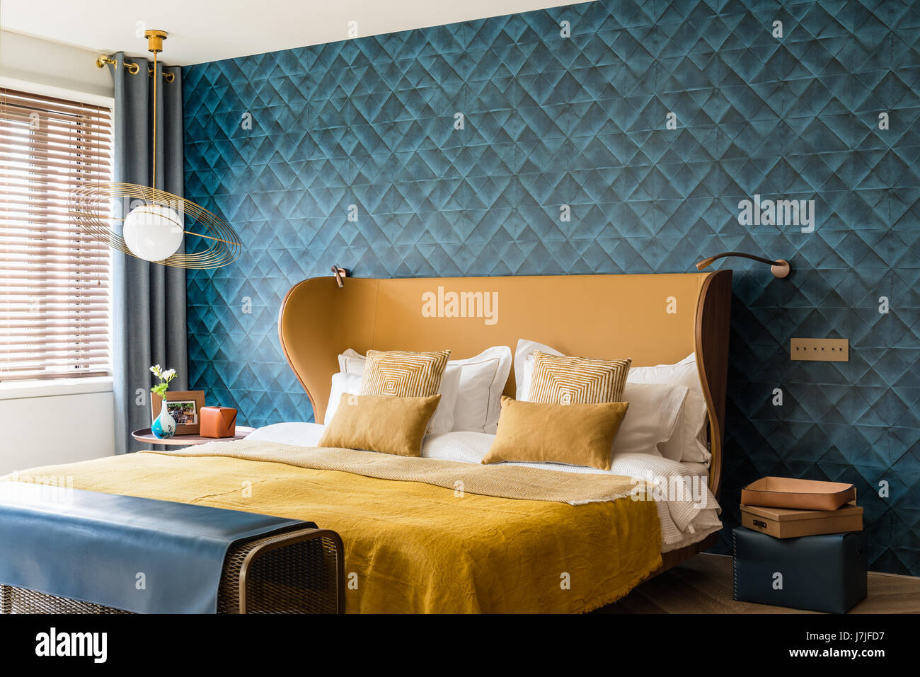 La lumière suspendue Saturno à côté d'un lit de style moderniste avec vintage , lance Banque D'Images