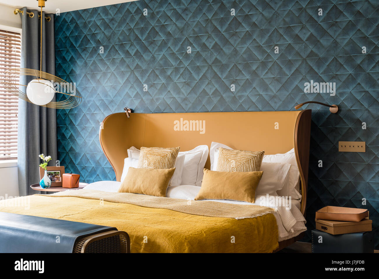 La lumière suspendue Saturno à côté d'un lit de style moderniste avec vintage , lance Banque D'Images