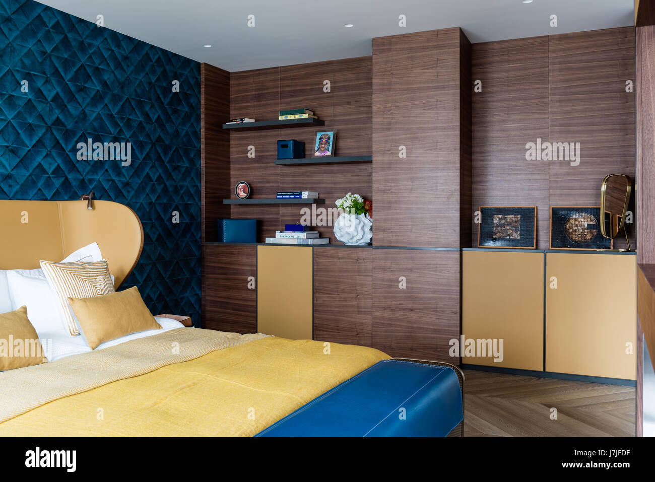 Lit de style moderniste vintage avec linge de maison plaids et de stockage en bois Banque D'Images