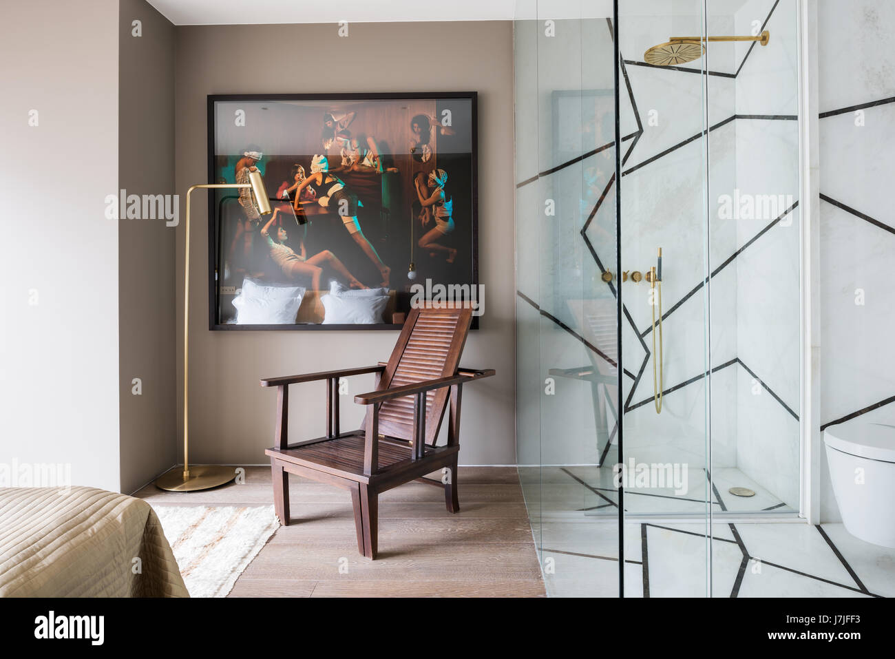 Chaise en bois en dessous de la peinture par Olivier Masmonteil avec verre projeté salle Banque D'Images