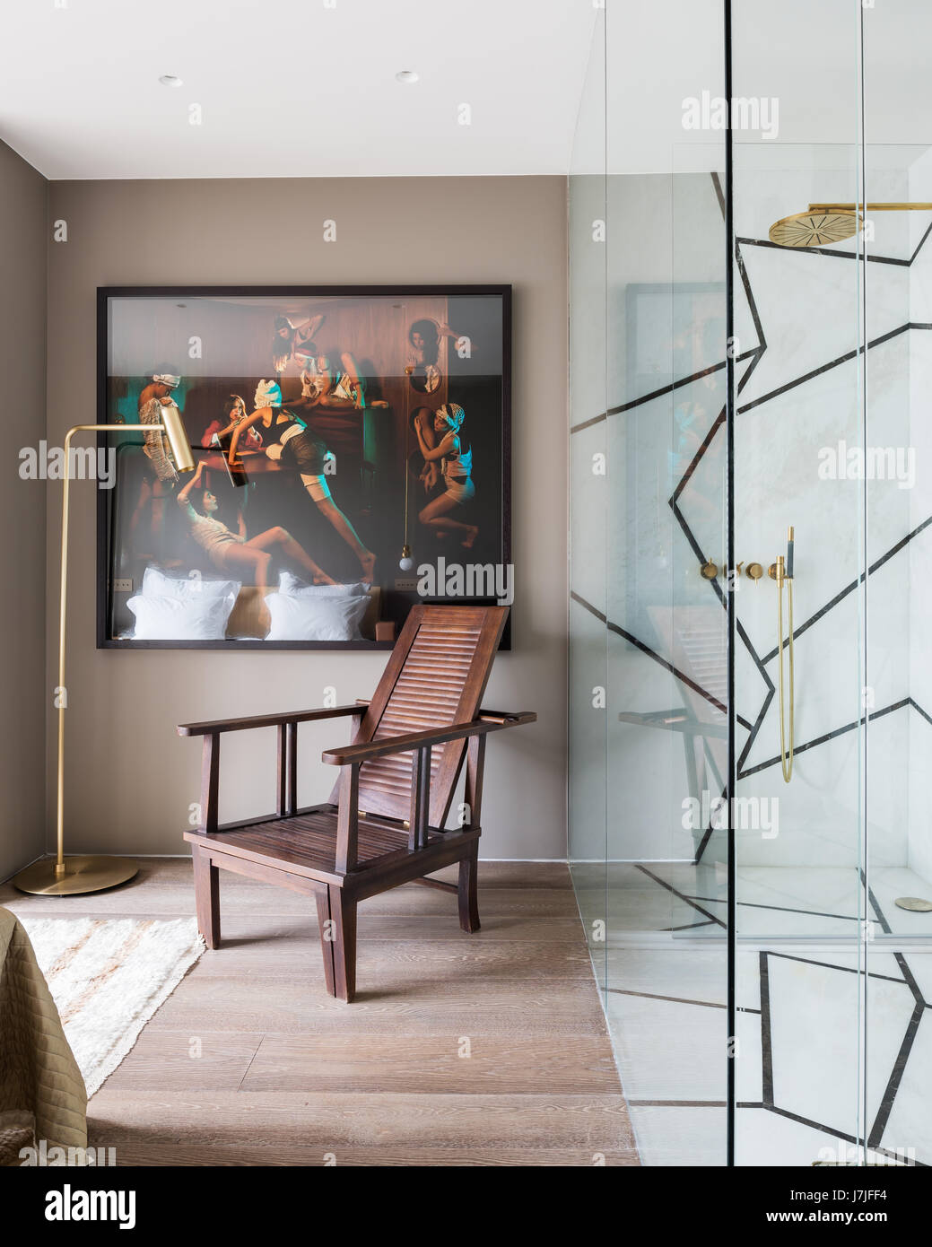 Chaise en bois en dessous de la peinture par Olivier Masmonteil avec verre projeté salle Banque D'Images