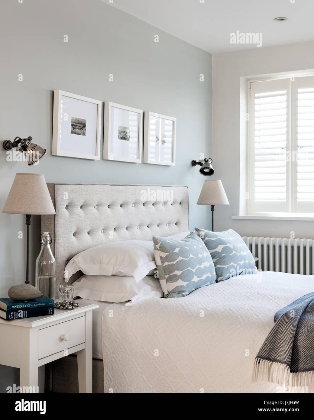 Tête de lit capitonnées par Mimosa boutonnées pain dans la chambre avec des coussins de John Lewis. Le petit mur en étain sont allumés par Holloways de Ludlow. Banque D'Images