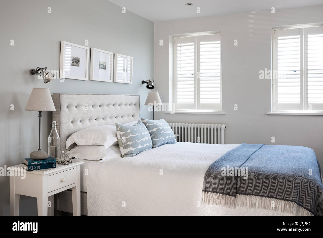 Tête de lit capitonnées par Mimosa boutonnées pain dans la chambre avec des coussins de John Lewis. Le petit mur en étain sont allumés par Holloways de Ludlow. Banque D'Images