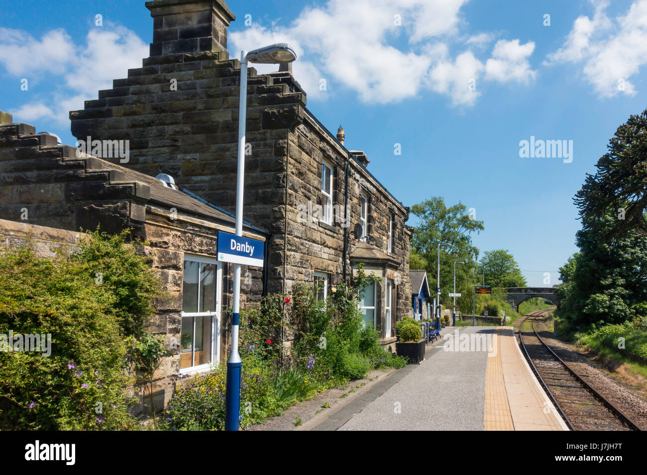 Construit en pierre d'un train ou gare à Danby sur les ruraux Esk Valley Railway de Middlesbrough à Whitby, dans soleil du printemps Banque D'Images