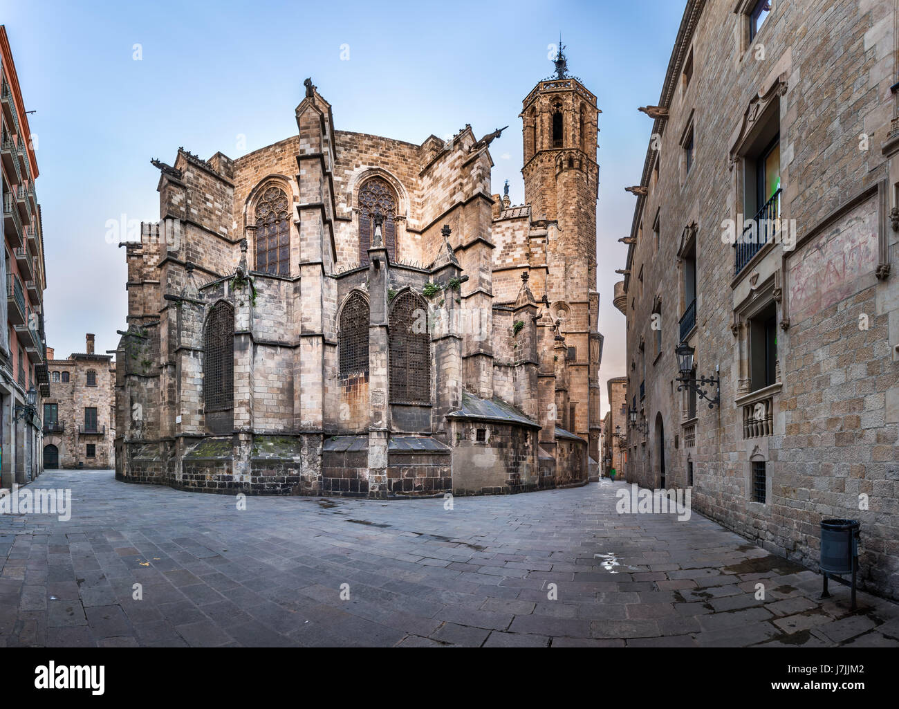 Panorama de la cathédrale de la Sainte Croix et Sainte Eulalia, vue d'Freneria Street, Barcelone, Catalogne, Espagne Banque D'Images