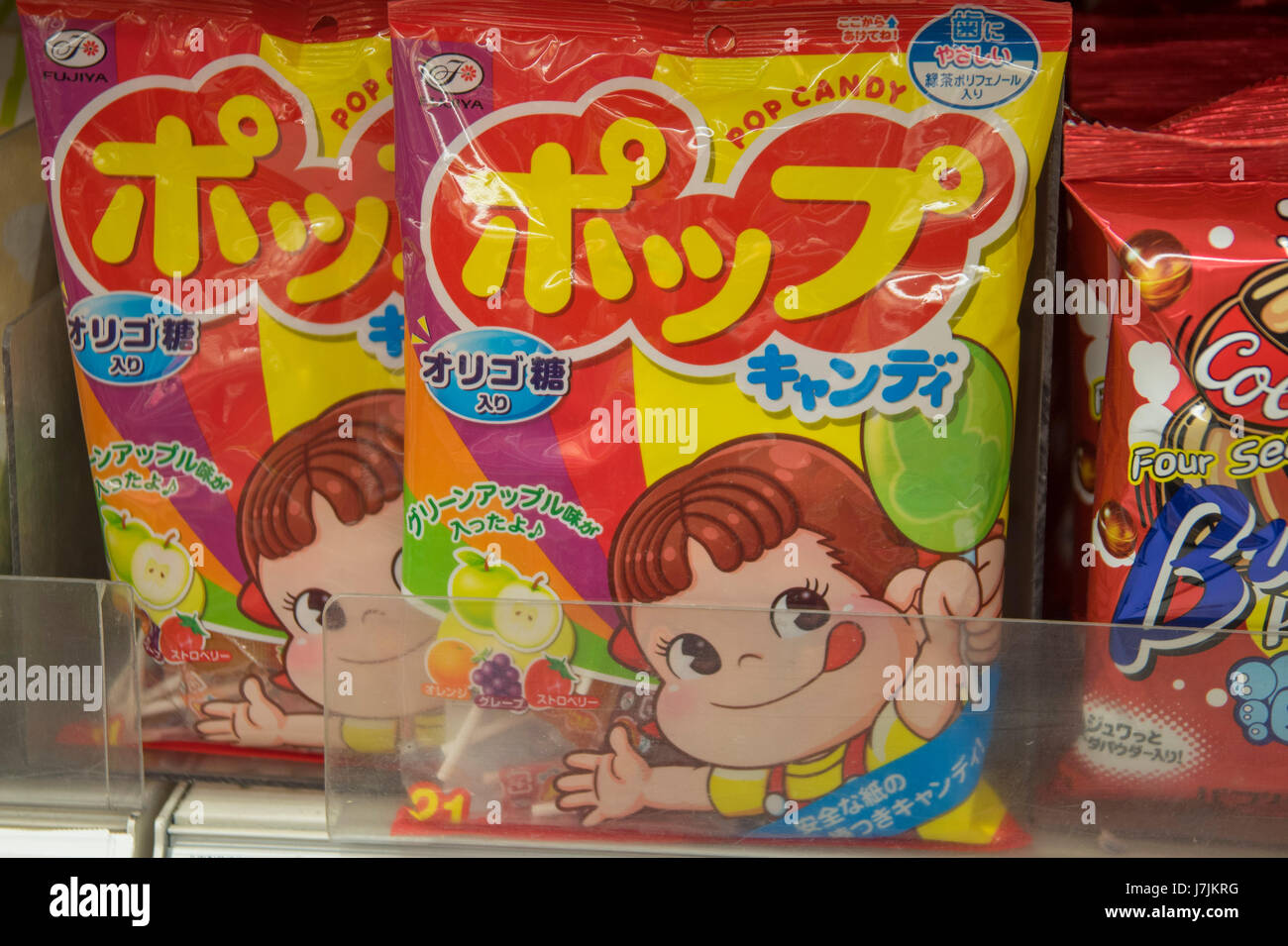 Épicerie asiatique locale a allée des aliments emballés, divers fruits, viandes, et des friandises. Un magasin local fournissant des aliments provenant d'autres pays. Banque D'Images