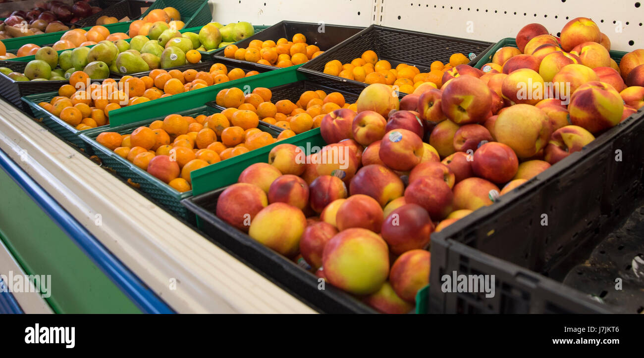 Épicerie asiatique locale a allée des aliments emballés, divers fruits, viandes, et des friandises. Un magasin local fournissant des aliments provenant d'autres pays. Banque D'Images