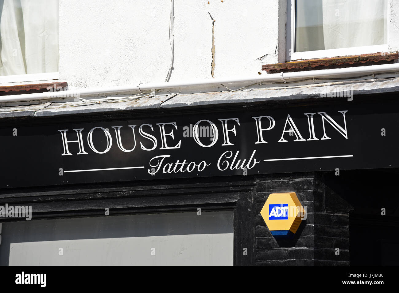 House of pain Tattoo Club, un salon de tatouage à Westcliff on Sea, Essex, Royaume-Uni. Rue authentique. Atelier de tatouage Banque D'Images