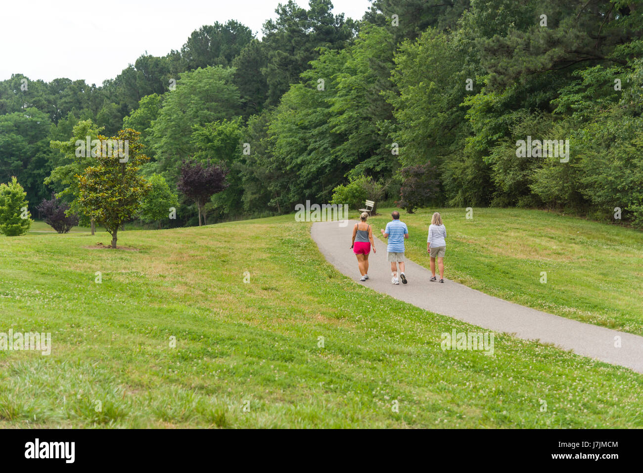 Couple actif marche sur piste à Shelby Farms Park près de Memphis Tenneessee Banque D'Images