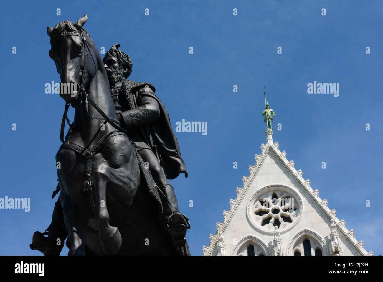 La Hongrie, Budapest. Statue du Comte Gyula Andrassy près de bâtiment du Parlement européen Banque D'Images