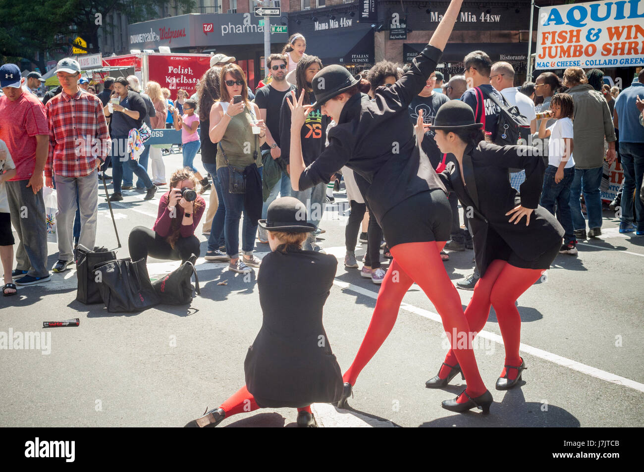 Les danseurs de Broadway, posent en photographies promotionnelles pour le spectacle de Broadway "Cabaret" à la 44e conférence annuelle des 9e Avenue International Food Festival à New York, le dimanche 21 mai, 2017. (© Richard B. Levine) Banque D'Images