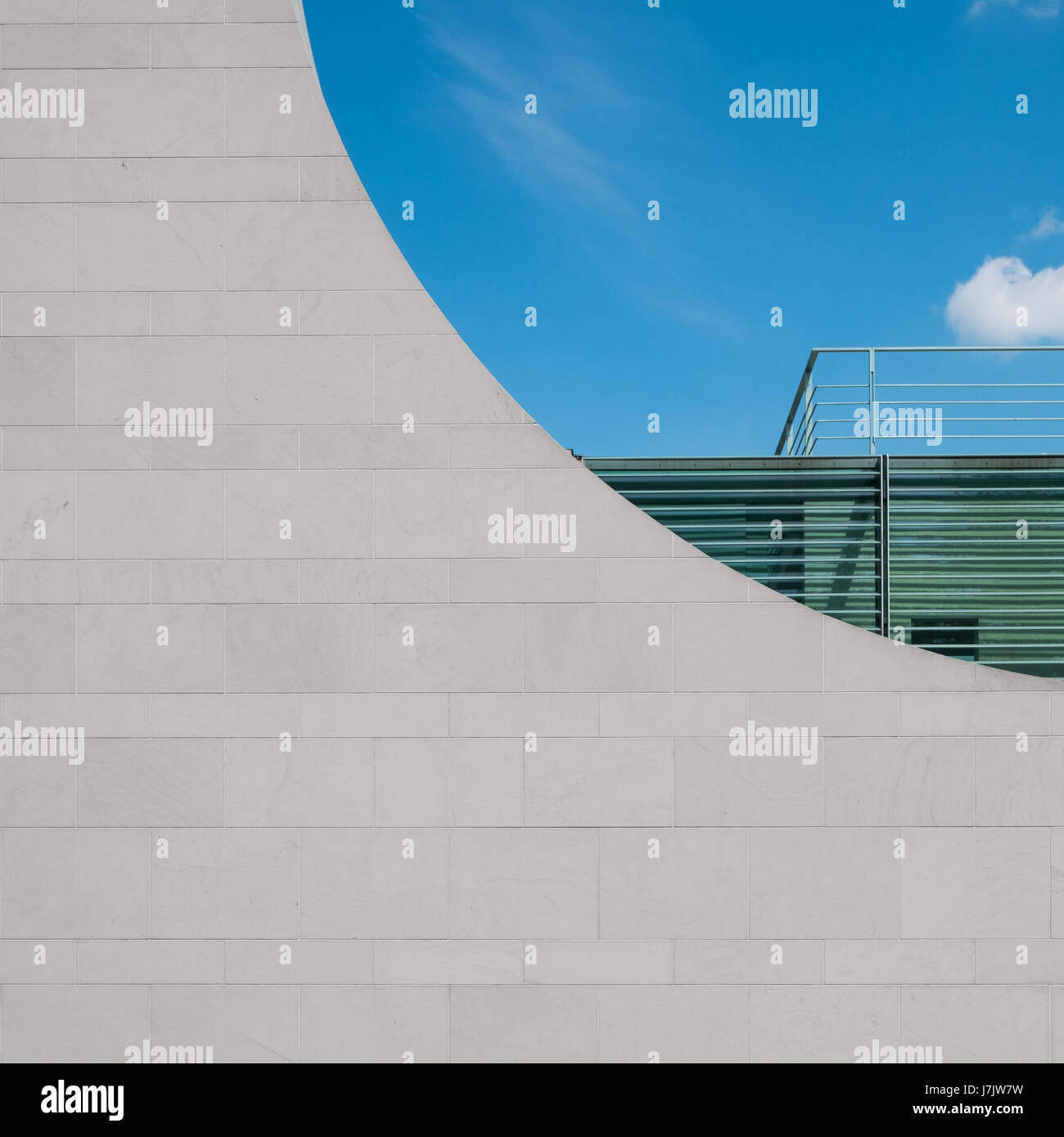 Bâtiment moderne avec fond de ciel bleu et d'un balcon Banque D'Images