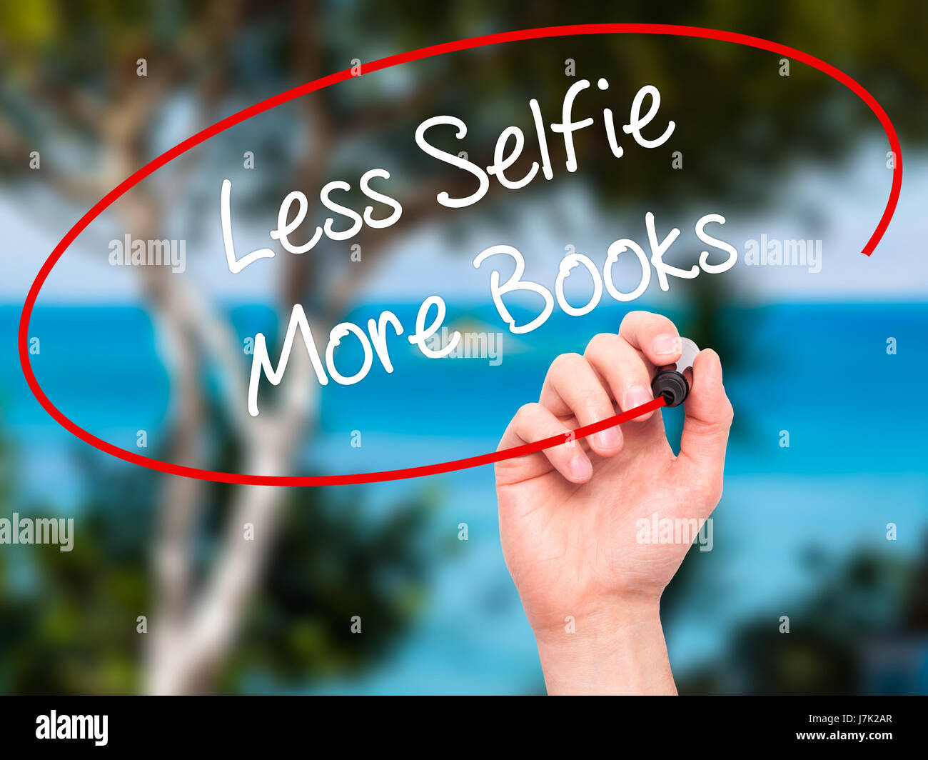 La main de l'homme Moins écrit plus de livres avec Selfies marqueur noir sur l'écran visuel. Isolé sur la nature. Le commerce, la technologie, internet concept. Stock Photo Banque D'Images