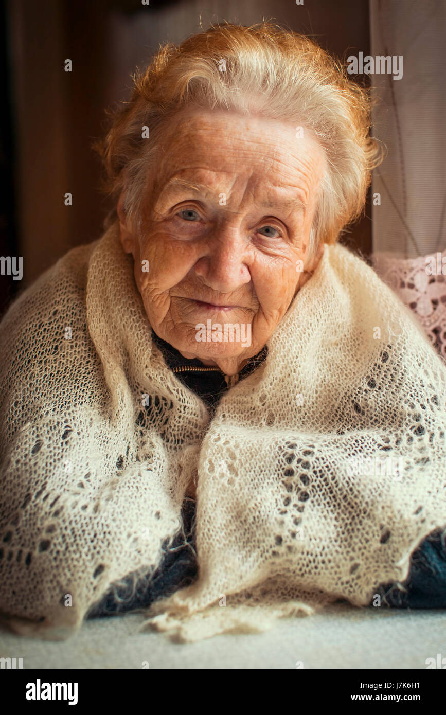 Une femme âgée, un portrait assis à la table. Le russe ou l'ukrainien. Banque D'Images