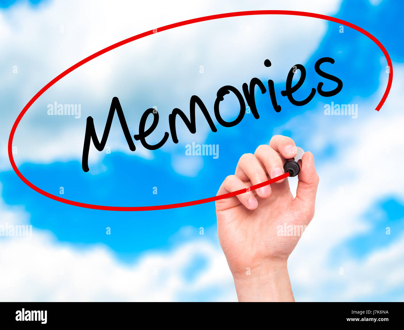 Man main écrit souvenirs avec marqueur noir sur l'écran visuel. Isolé sur sky. Le commerce, la technologie, internet concept. Banque D'Images