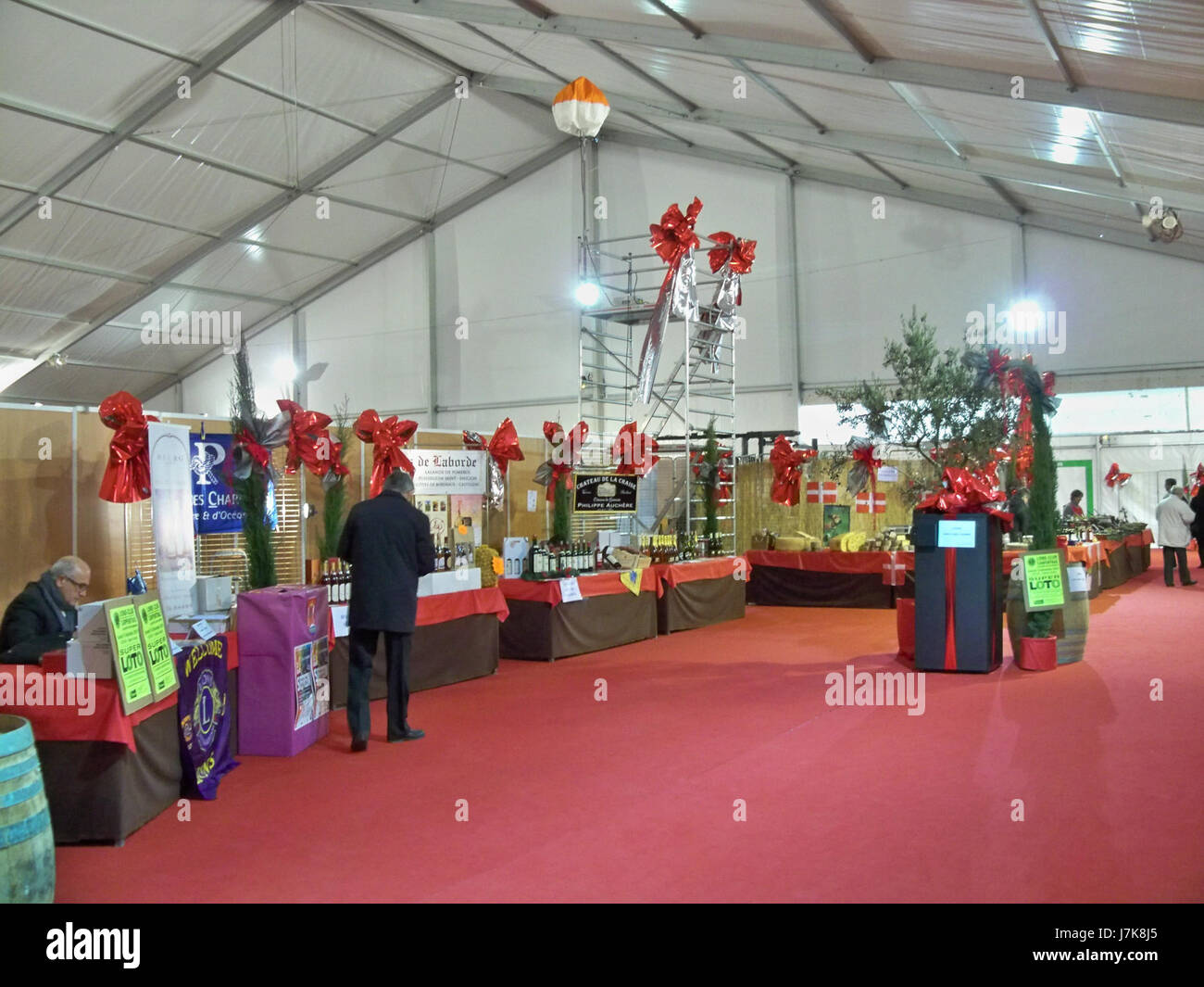 Cette référence à la Foire St Siffrein 2010 marque la foire annuelle en France, où se déroulent des activités culturelles, commerciales et sociales, mettant en valeur les traditions et les produits locaux. Banque D'Images