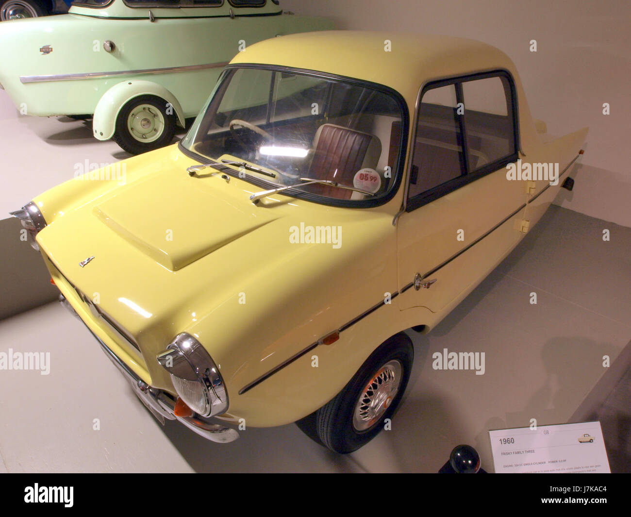 La photographie de 1960 intitulée 'Frisky Family Three' présente une image vintage d'une famille au début des années 1960 Il capture un moment de la vie de famille, probablement pris au cours de l'après-seconde Guerre mondiale, lorsque les portraits de famille sont devenus une pratique courante. Banque D'Images