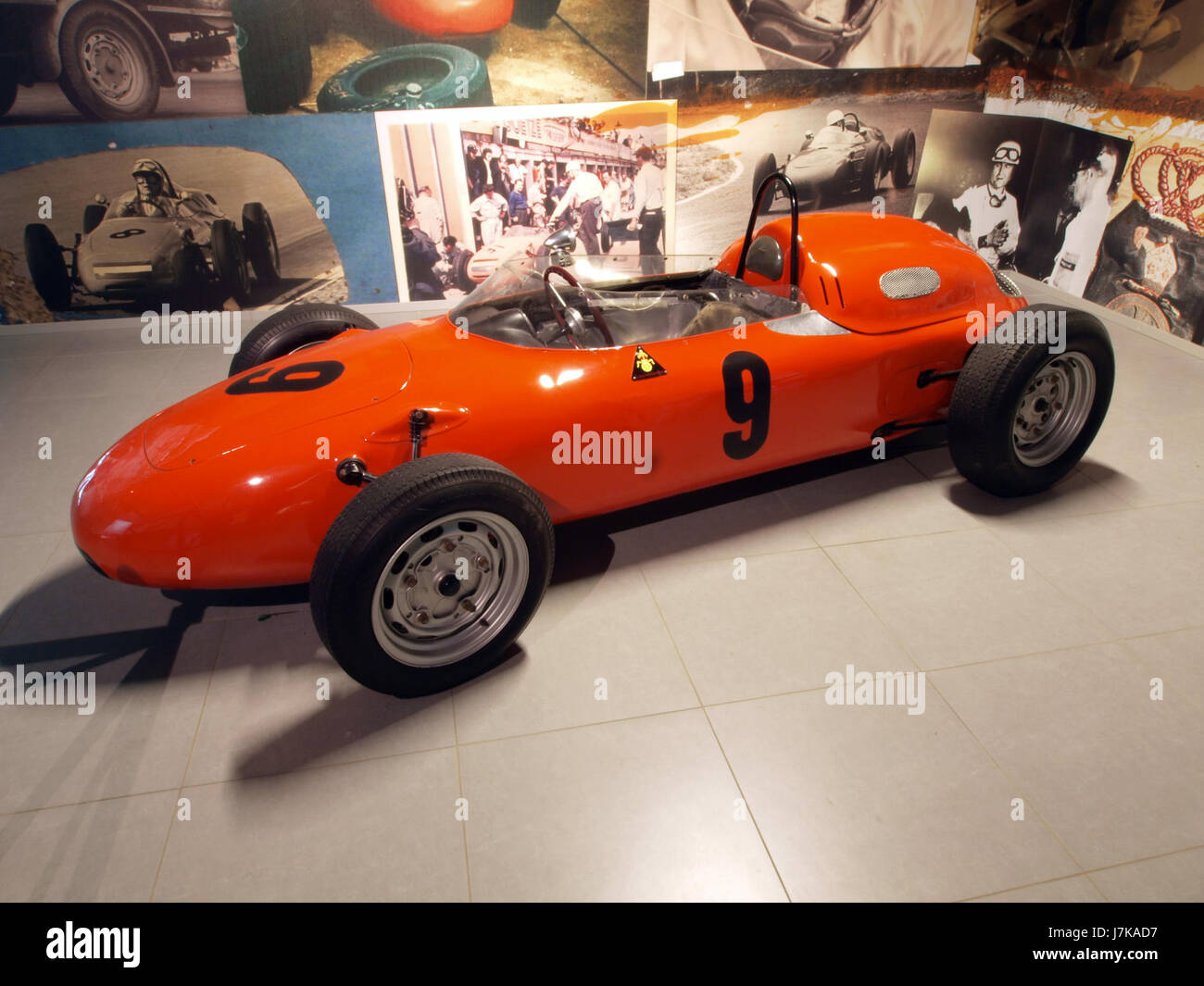 La Porsche 718/2 Formula II Racing car 1960 est un véhicule emblématique connu pour ses performances dans les sports mécaniques. Cette photo capture son design et ses capacités de course, soulignant son impact sur le circuit de formule II au début des années 1960 Banque D'Images