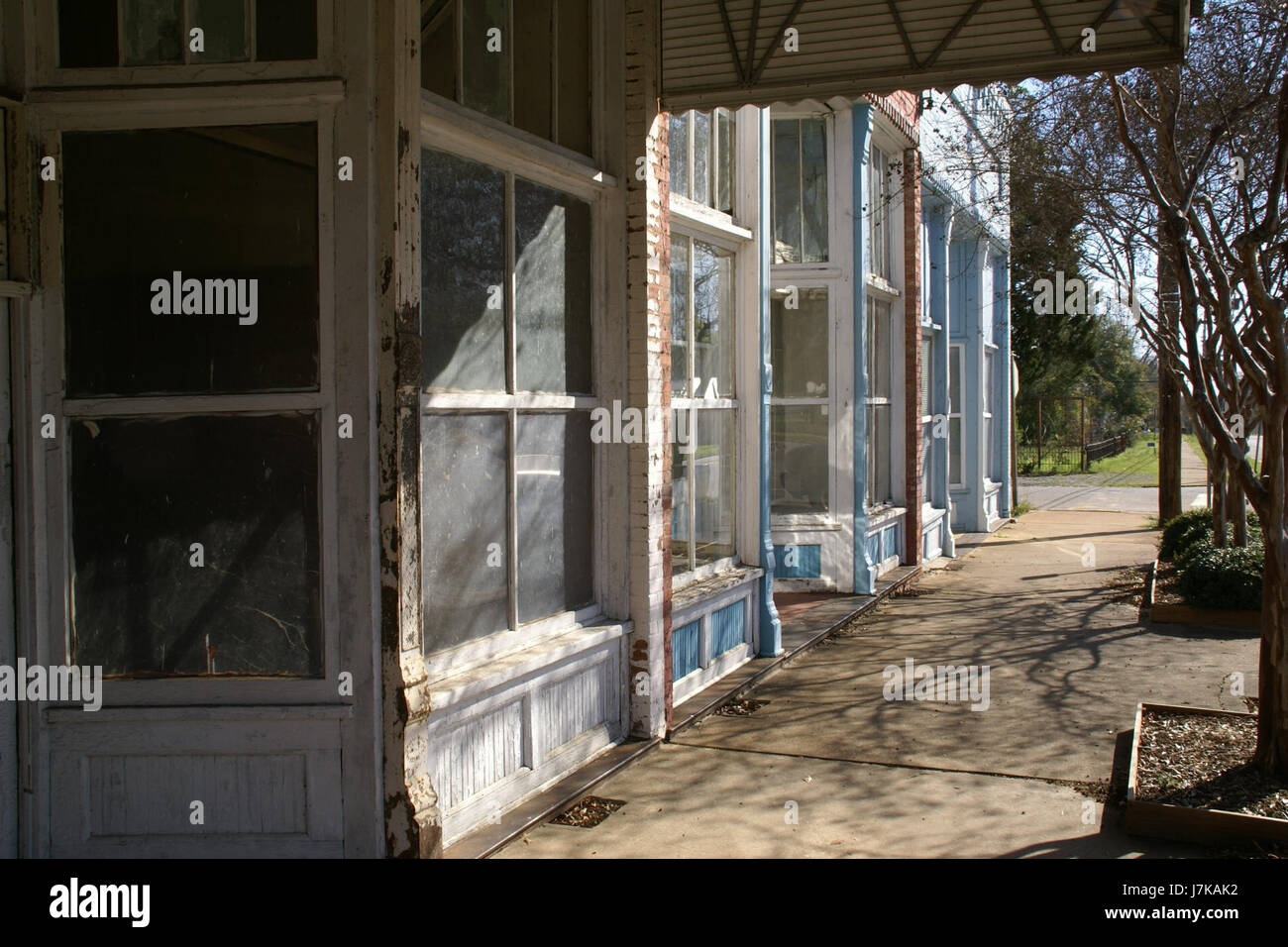 L'image capture Broad Street à Lumpkin, en Géorgie, le 12 mars 2011. Cet instantané met en valeur le paysage de rue de la ville, offrant un aperçu de la vie quotidienne et de l'environnement de cette petite ville américaine. Banque D'Images