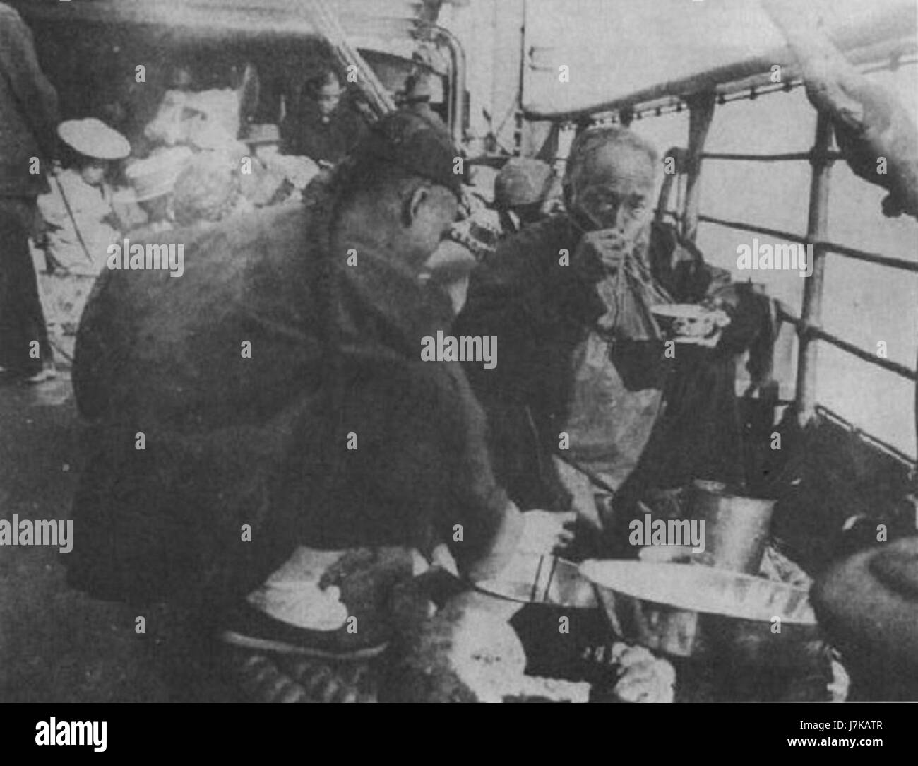 L'entrepont, les passagers chinois à bord du S. S. Chine en route vers Hawai'i en 1901,à manger leur repas sur le pont Banque D'Images