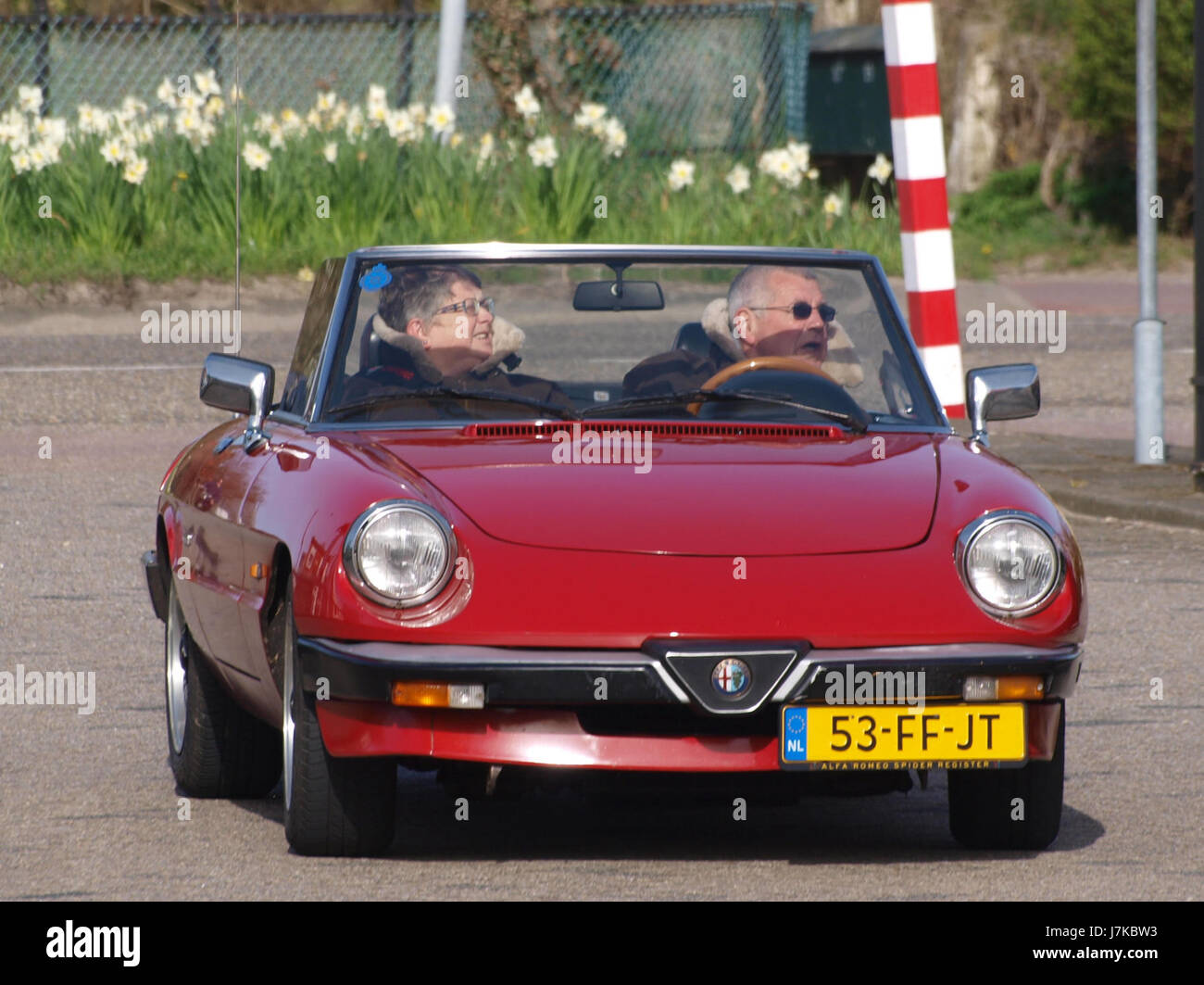 L'Alfa Romeo Spider 2,0 1987 est un roadster italien classique, doté d'un moteur de 2,0 litres. Connue pour son design élégant et ses performances de conduite, la Spider est devenue un véhicule emblématique dans le monde automobile au cours des années 1980 L'image montre les lignes épurées et l'apparence distinctive de la voiture. Banque D'Images
