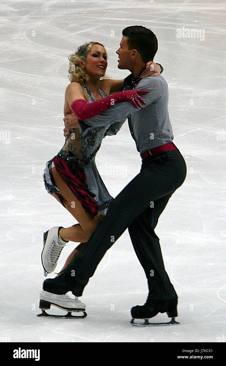 Cette image montre les danseurs sur glace Charlene Guignard et Marco Fabbri jouant aux Championnats du monde de patinage artistique 2011. Leur performance est reconnue pour sa grâce, sa précision et son expression artistique sur la glace. Banque D'Images