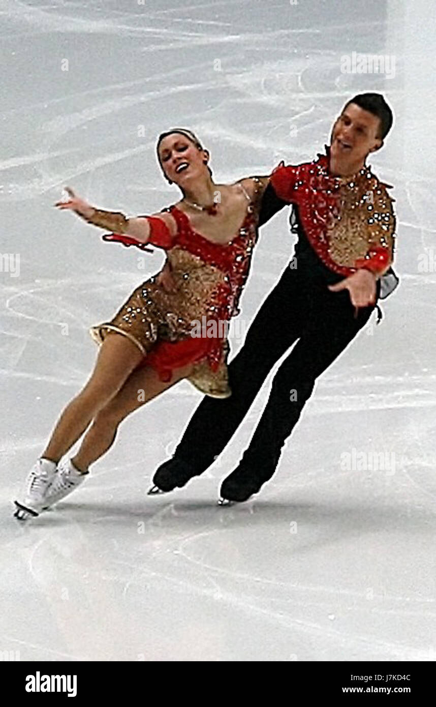 Il s’agit d’une performance des danseurs sur glace Charlene Guignard et Marco Fabbri aux Championnats du monde de patinage artistique 2011 (WFSC). Le titre met probablement en évidence un moment précis ou un résultat de compétition, mettant en valeur leur habileté et leur performance dans le sport du patinage artistique. Banque D'Images