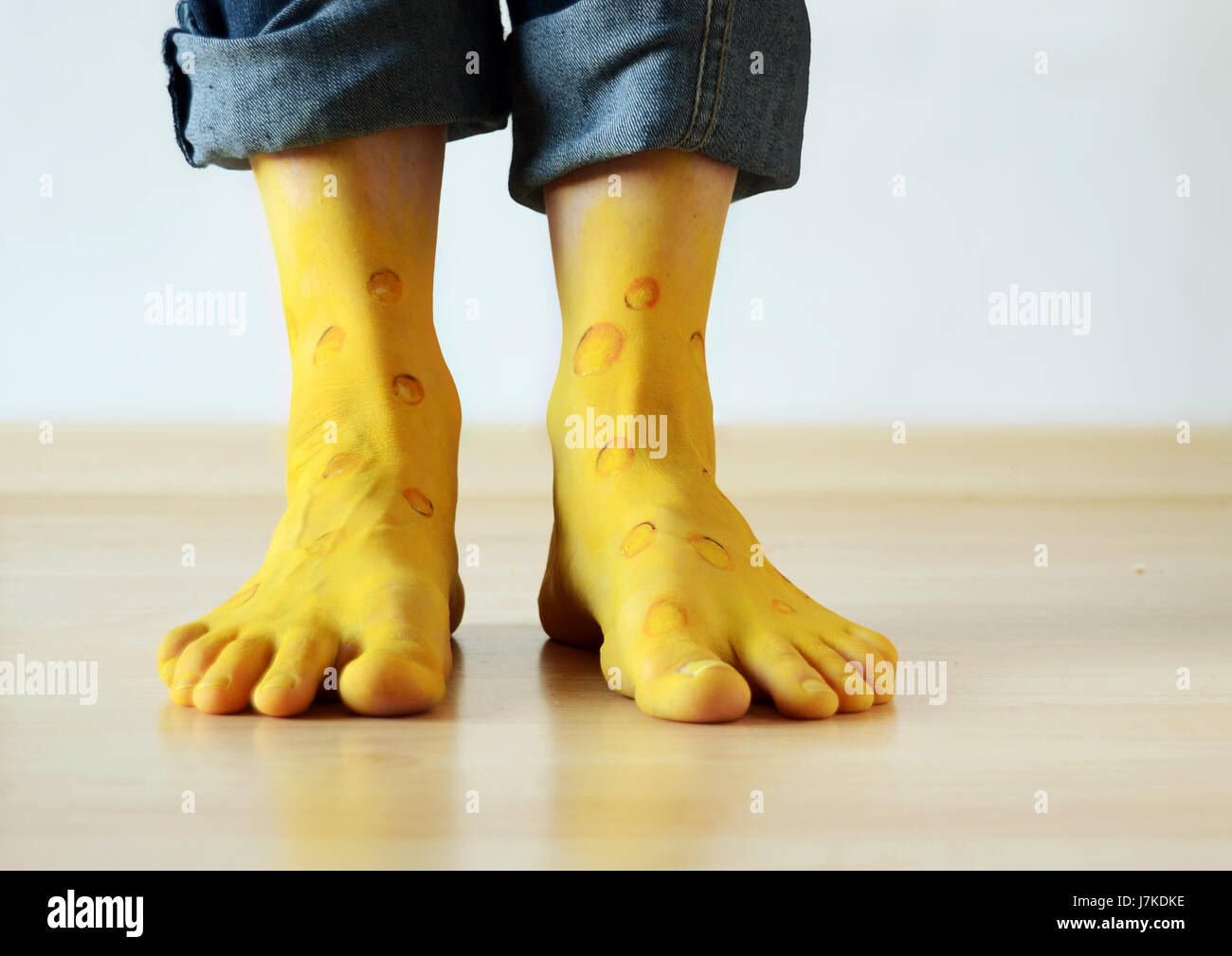 Pieds nus pieds peint jaune odeur drôle fromage jambes femme ...