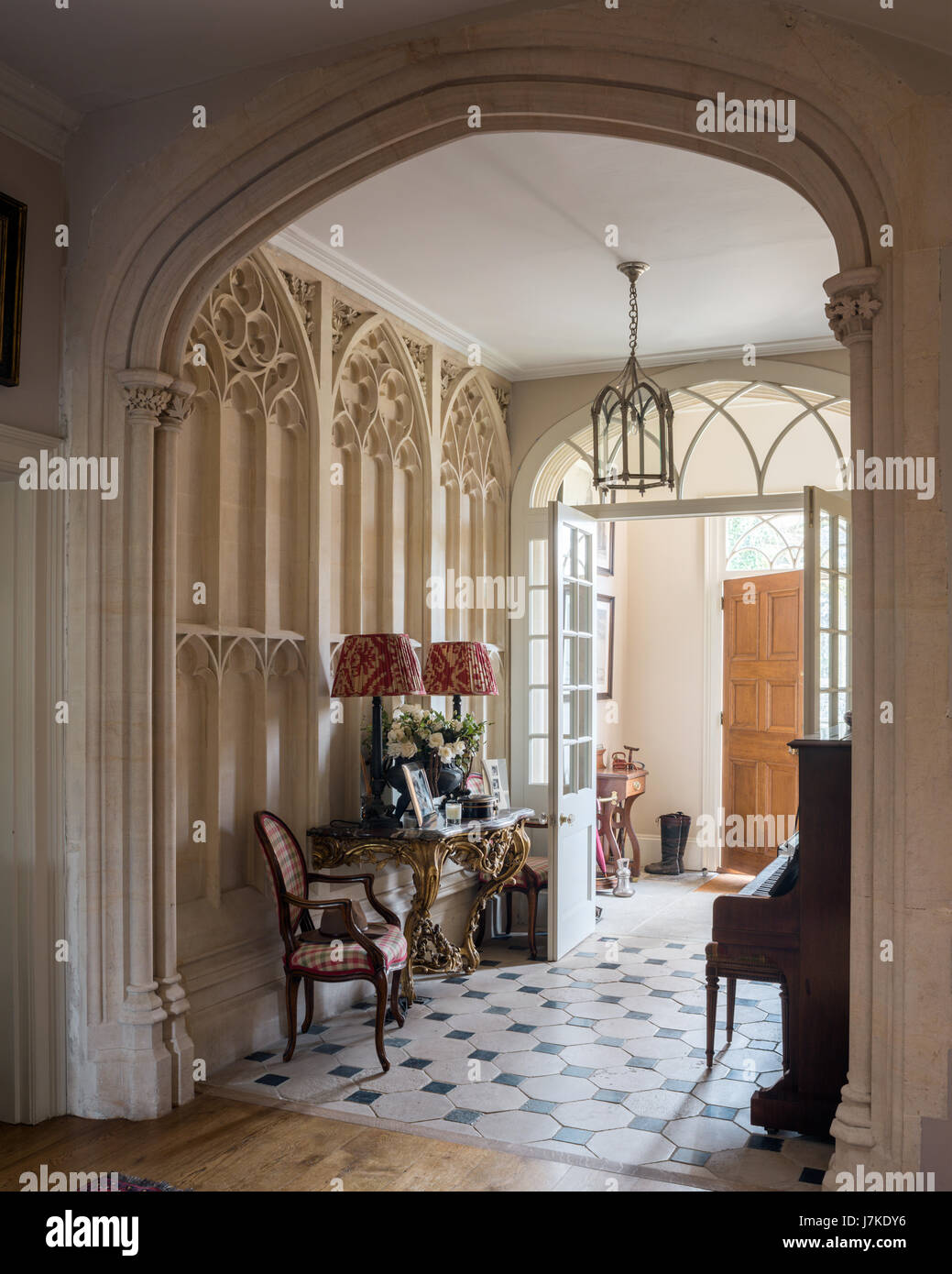Table console en bois doré à l'entrée avec des lampes d'Oka et détails gothique Banque D'Images