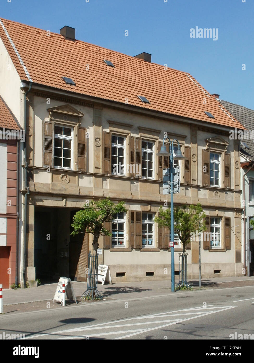 Située sur Untere Hauptstrasse à Hockenheim, en Allemagne, cette rue fait partie de l'infrastructure urbaine locale, contribuant à la circulation et à la connectivité de la ville. Il représente le développement du réseau routier et de l'urbanisme de la région. Banque D'Images