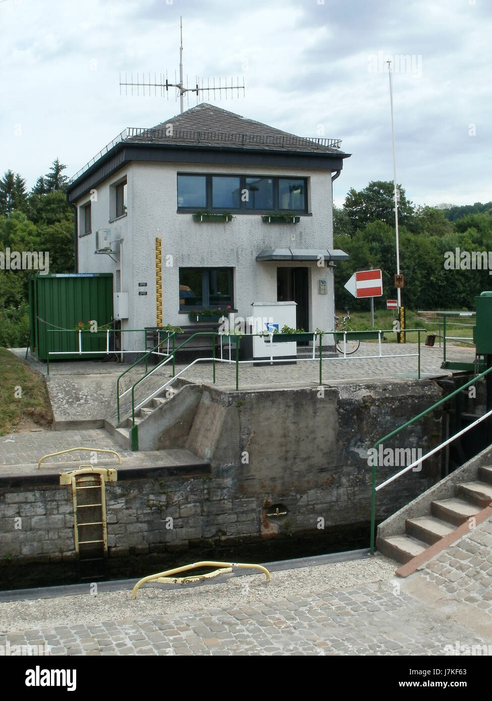 Le Guedinger Schleuse est une écluse en Allemagne, servant d'élément clé du système de voies navigables du pays. Il joue un rôle essentiel dans le contrôle des niveaux d'eau et la facilitation de la navigation le long du fleuve. Banque D'Images