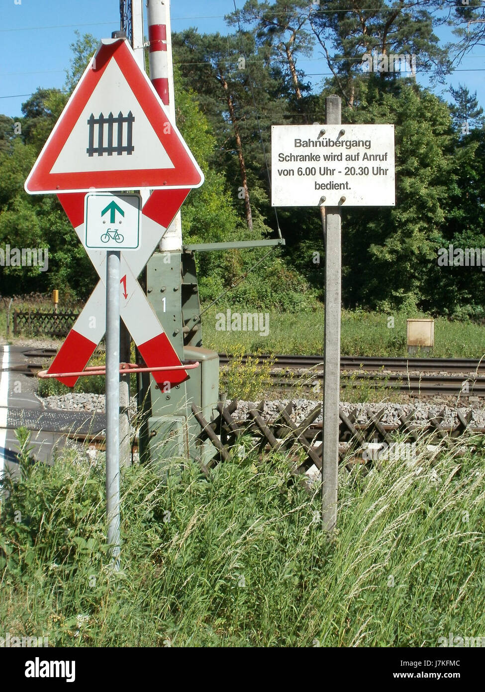 Cette image montre le passage à niveau (BahnÃ¼bergang) sur la Rheinbahn à Schwetzingen, Allemagne, prise le 27 mai 2011. Il illustre l'infrastructure du système ferroviaire allemand et son intégration dans le transport local. Banque D'Images