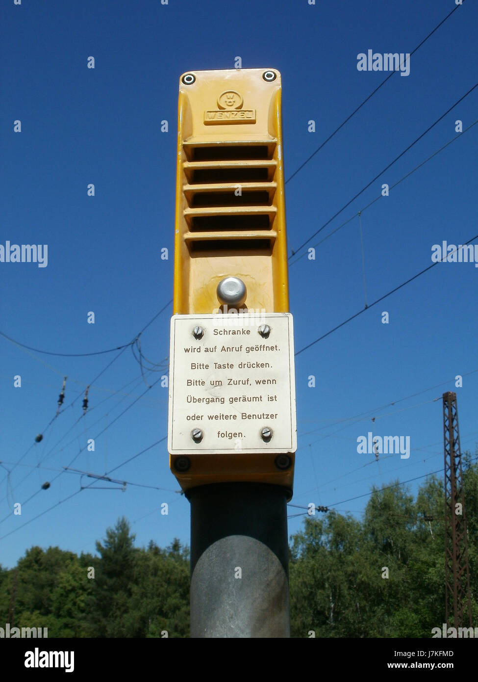 Cette image fait référence à un passage à niveau (BahnÃ¼bergang) à Schwetzingen, Allemagne, opéré par Rheinbahn. La date, le 27 mai 2011, marque probablement un événement ou une opération particulière liée au réseau ferroviaire, qui répond aux besoins locaux en matière de transport dans la région. La photographie documente un aspect critique de l'infrastructure de transport à Schwetzingen. Banque D'Images