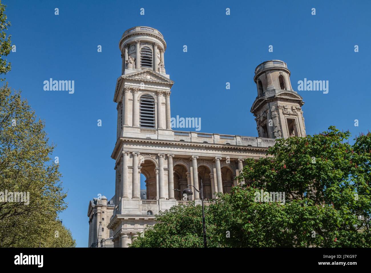 L'église Saint-Sulpice est une grande église du quartier de l'Odéon dans le 6e arrondissement de Paris. Elle est située place Saint-Sulpice. Elle a po Banque D'Images